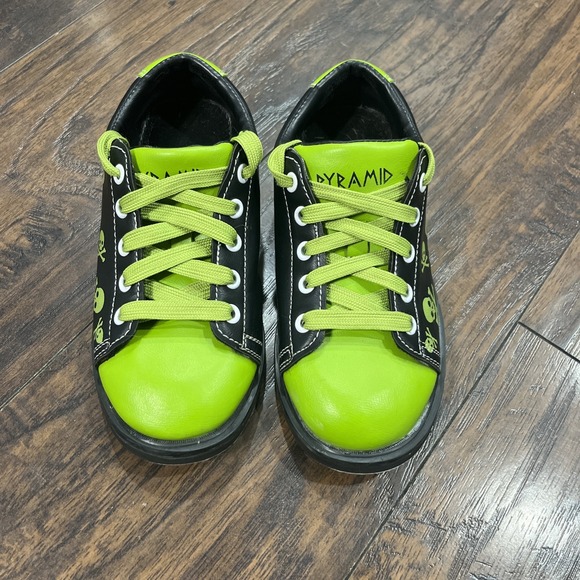 PYRAMID Premium Bowling Shoes Youth Size 2 Black Green Skulls Girls Boys - Picture 1 of 6